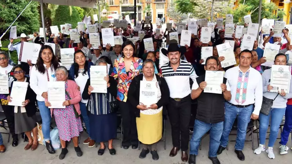 Beneficiados con la entrega de actas y escrituras en Tlatlauquitepec