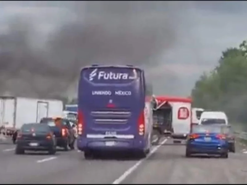 Bloquean autopista y federal México-Puebla