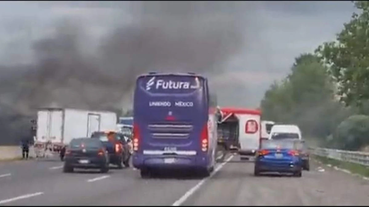 Bloquean autopista y federal México-Puebla