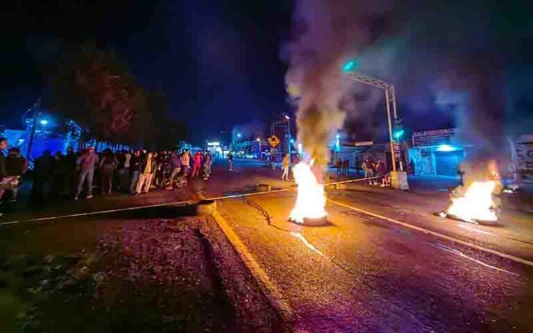 Bloquean la Vía Corta a Santa Ana acusan edil “vende” su agua