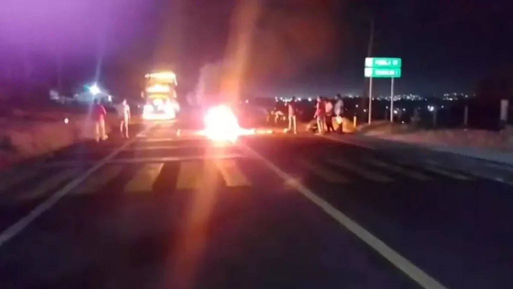 Bloquean la carretera federal Tehuacán Orizaba