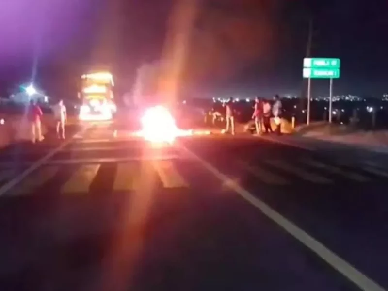 Bloquean la carretera federal Tehuacán Orizaba