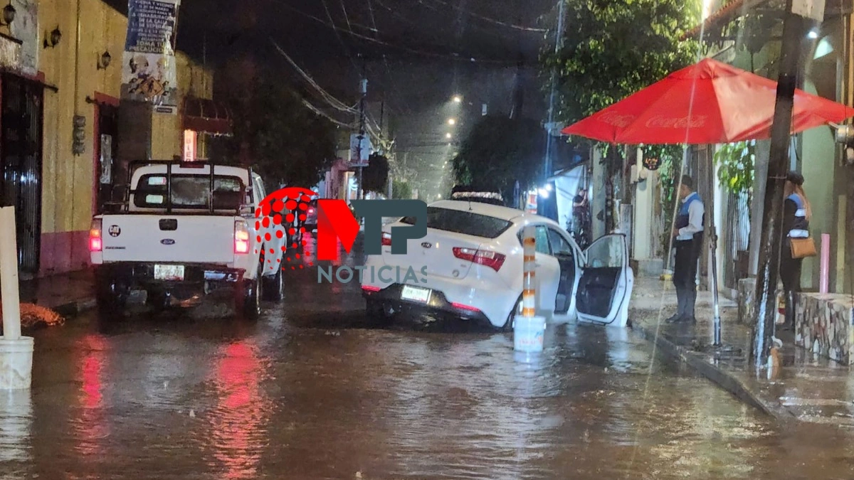 Cae auto en obras de Tlatehui en centro de San Andrés Cholula