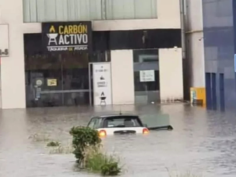 Colapsa drenaje en Lomas de Angelópolis autos quedan en aguas