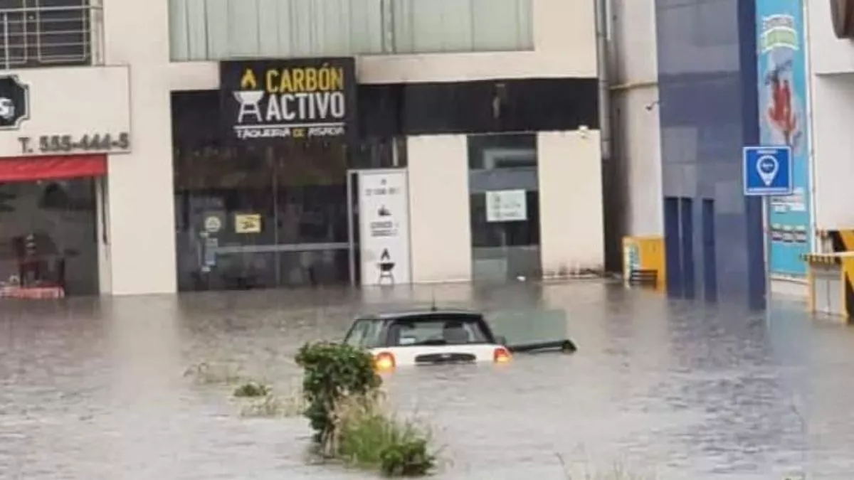Colapsa drenaje en Lomas de Angelópolis autos quedan en aguas