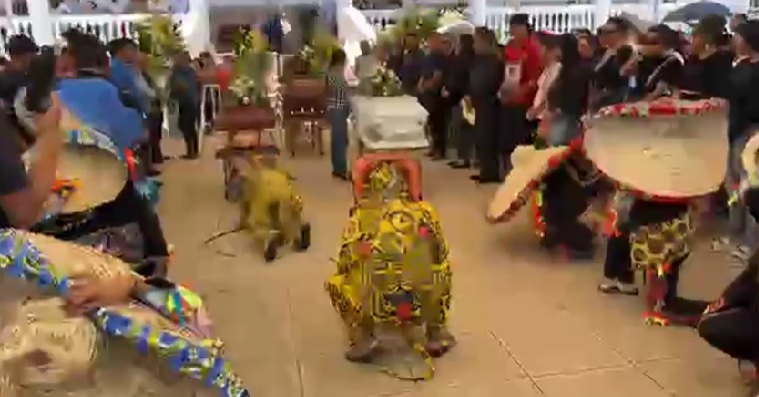 Con Danza de los Tecuanes despiden a regidor de Acatlán y sus hijos