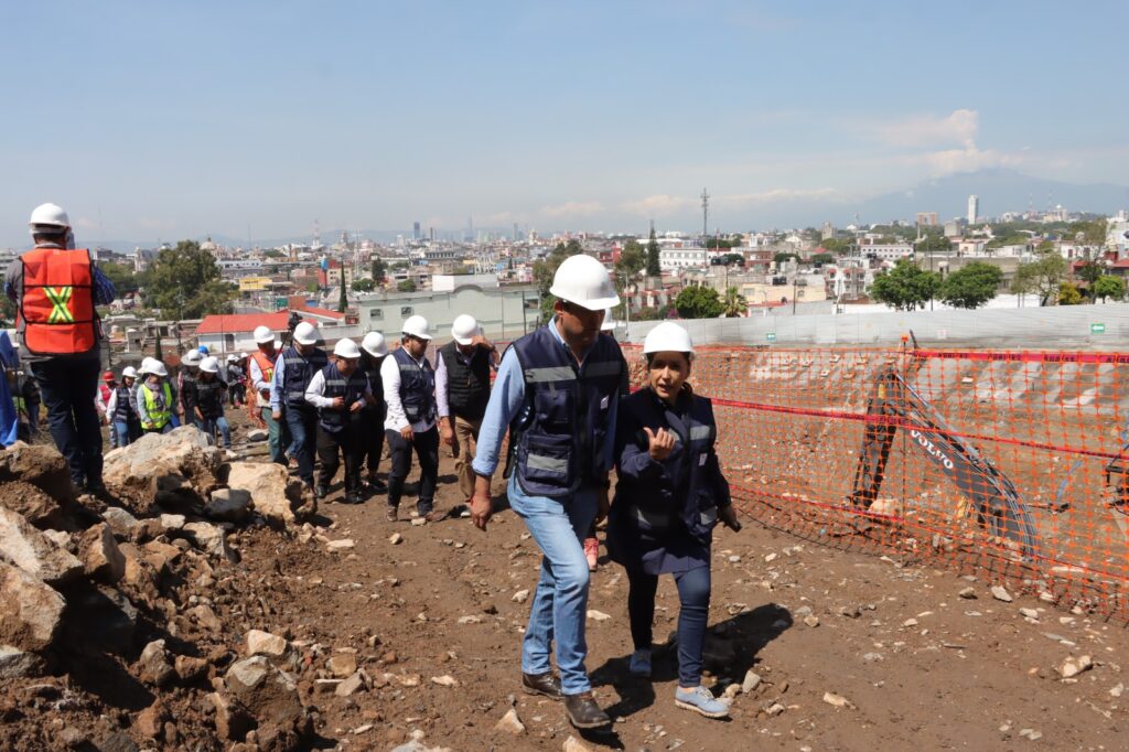Eduardo Castillo, presidente del Congreso de Puebla supervisando obras de la nueva sede