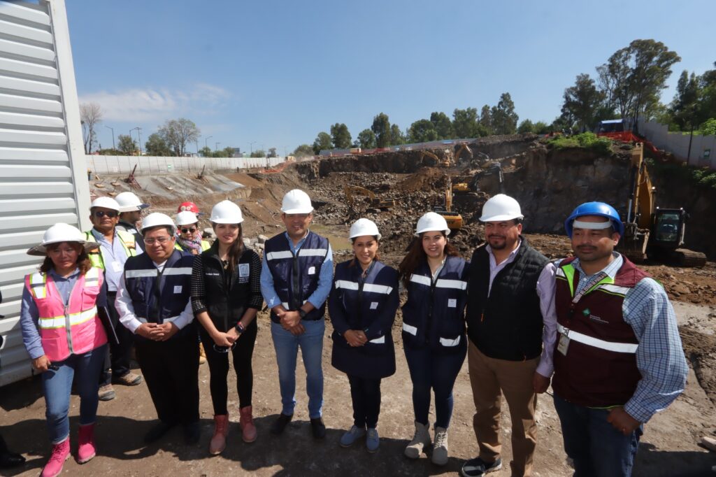 Diputados y personal del INAH supervisando construcción de nueva sede del Congreso de Puebla