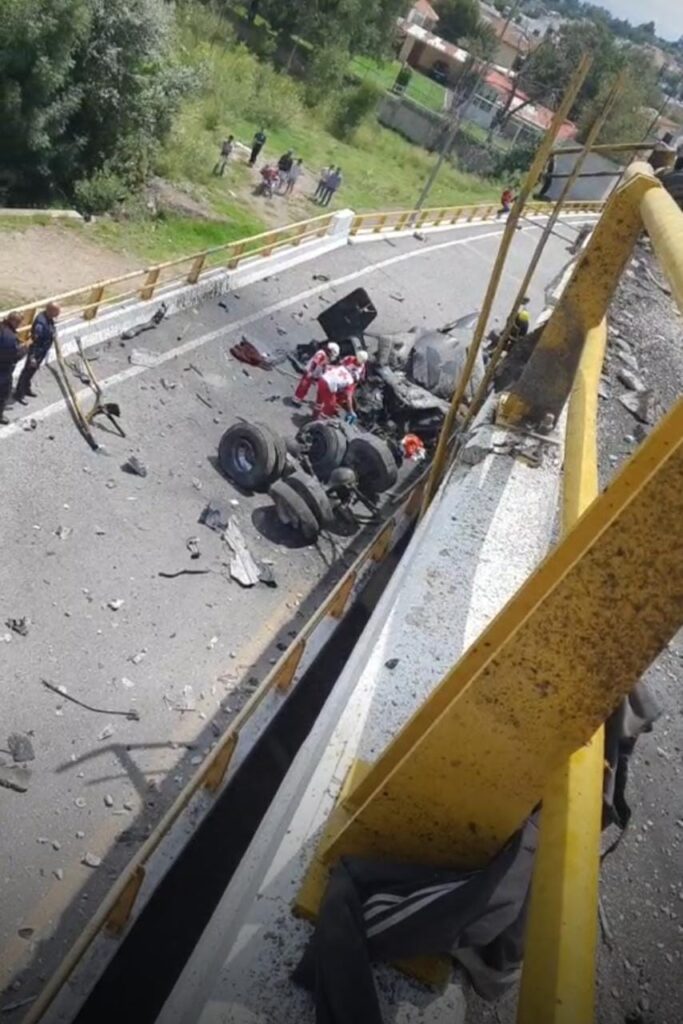 Dos muertos deja desprendimiento de cabina de tráiler en Tlaxcala 