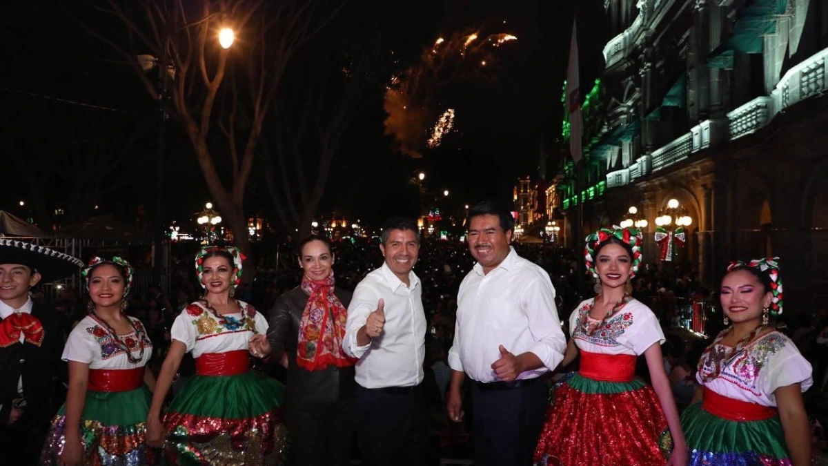 Eduardo Rivera presidente de la ciudad de Puebla encabezó encendido de luces de fiestas patrias