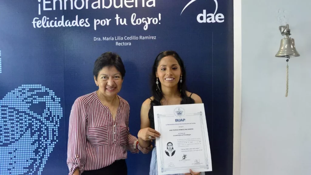 Egresada con discapacidad recibe su título universitario en BUAP