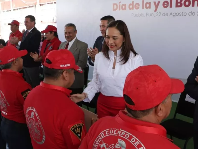 Gaby Bonilla destaca labor de bomberos en Puebla