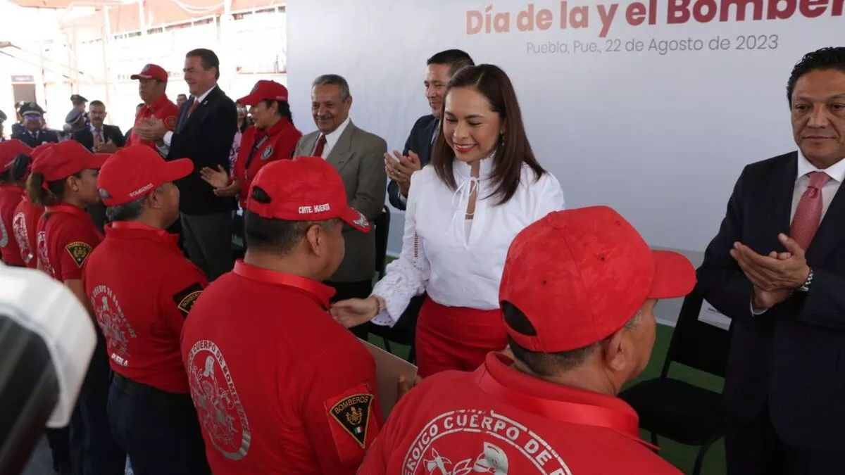 Gaby Bonilla destaca labor de bomberos en Puebla