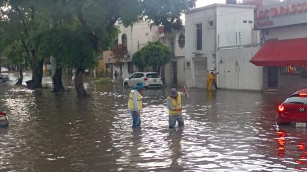 Granizada en Puebla deja vehículos varados y fuga de agua