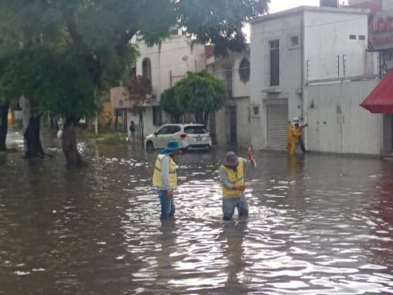 Granizada en Puebla deja vehículos varados y fuga de agua