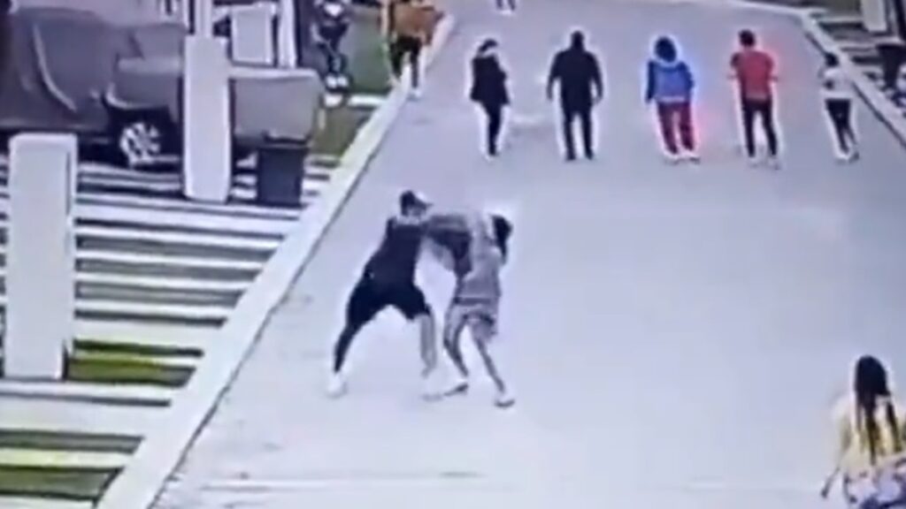 Hombre golpea y patea a su novia en residencial de Cuautlancingo