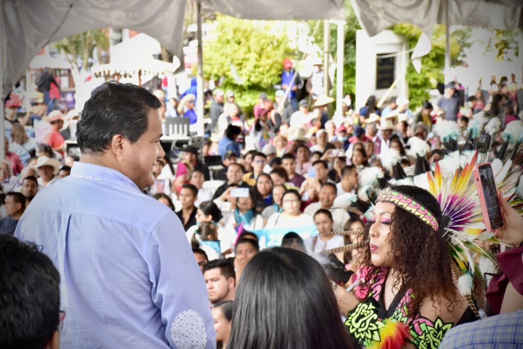Julio Huerta con simpatizantes de Morena en reunión en Chignahuapan