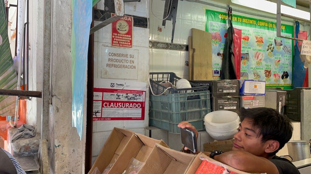 Por apestar con agua sucia obras del centro de Puebla, multan a dos marisquerías..