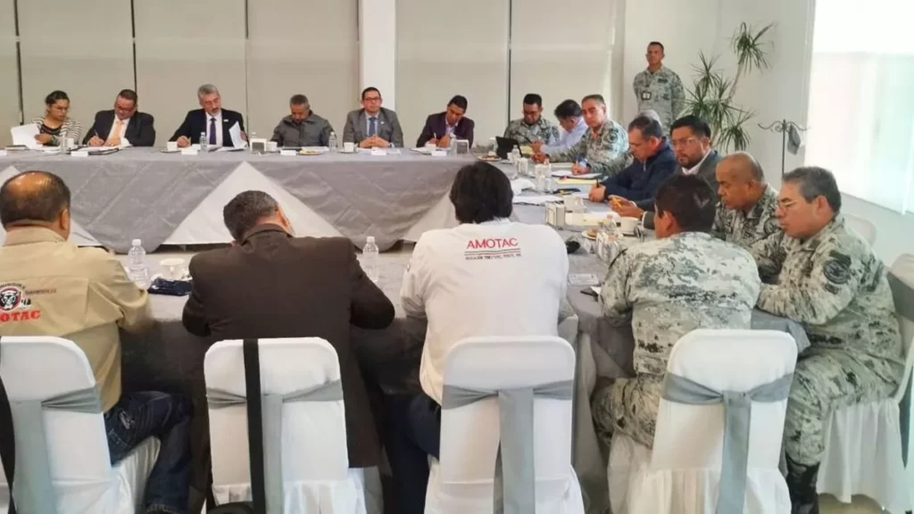 Policía Estatal acuerda con la AMOTAC combatir el robo a carreteras en Puebla