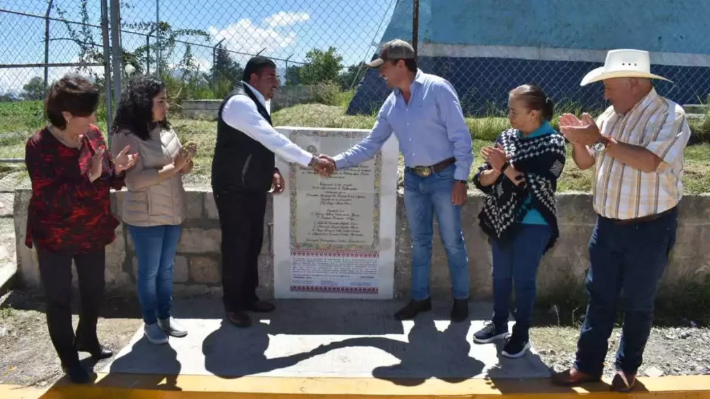 Porfirio Loeza en entrega de obra de pavimentación