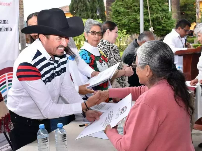 Porfirio Loeza entrega escrituras y actas de nacimiento a bajo costo en Tlatlauquitepec
