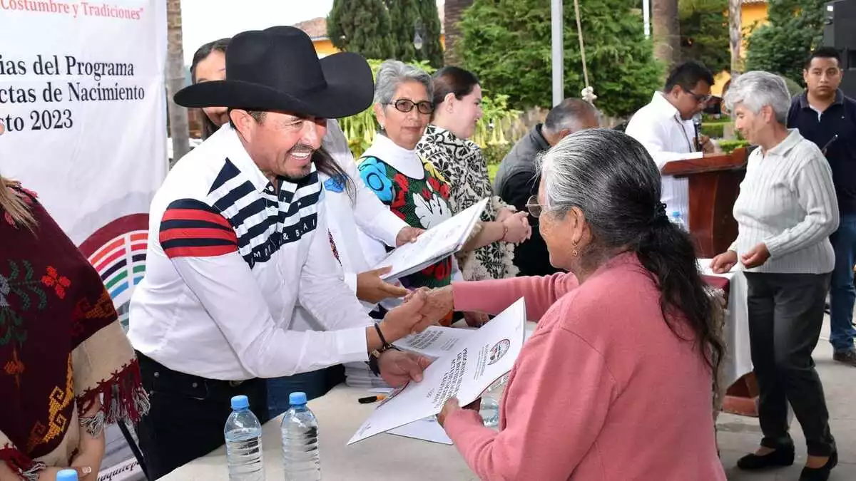 Porfirio Loeza entrega escrituras y actas de nacimiento a bajo costo en Tlatlauquitepec