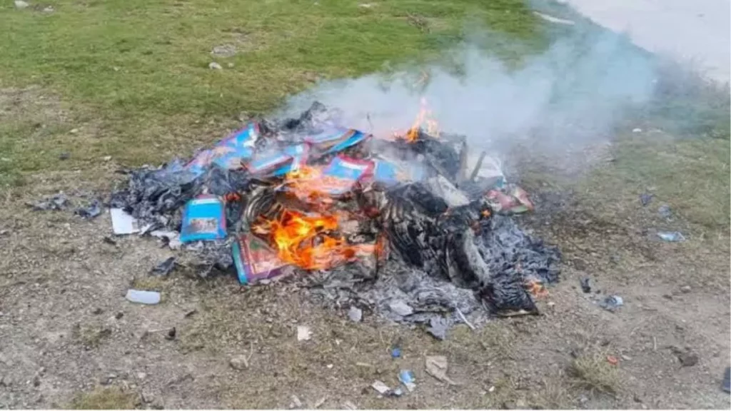 Queman libros de texto en Chiapas por ser del diablo