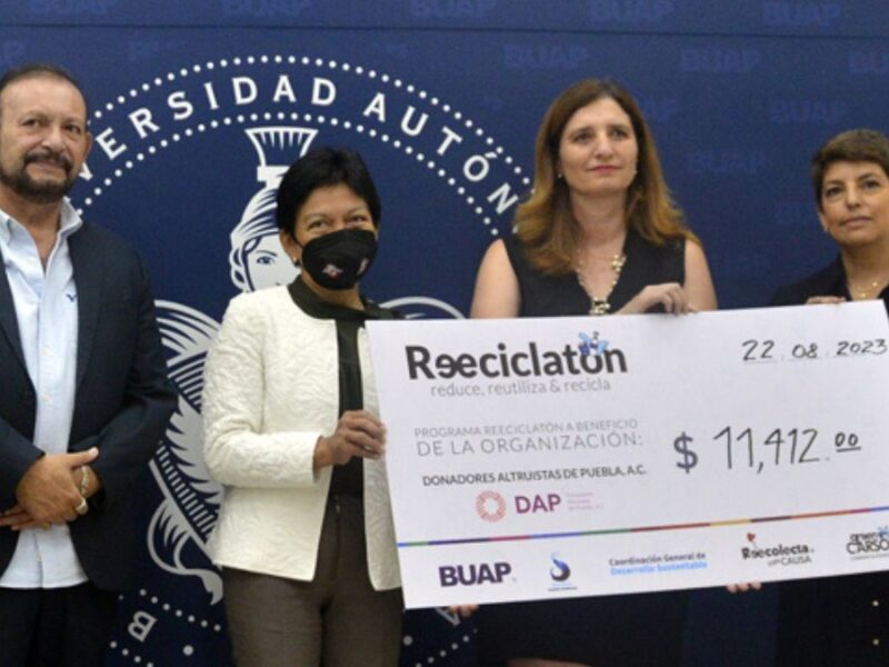 Rectora Lilia Cedillo entrega cheque del Reciclatón 2023