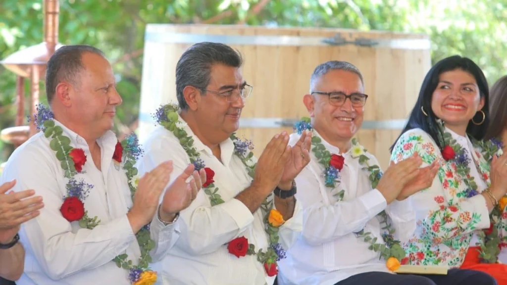 Sergio Salomón con productores de mezcal