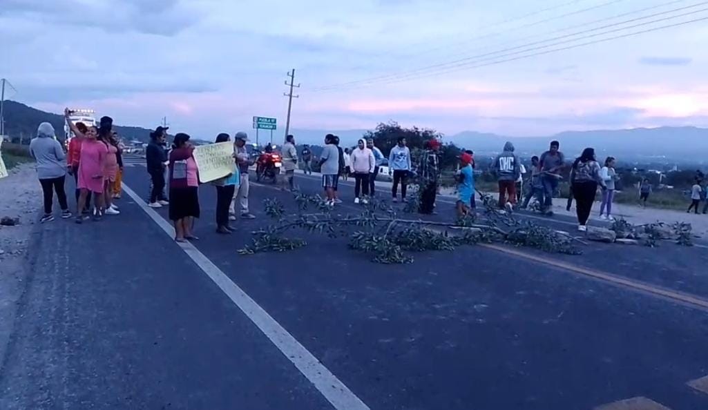 Bloquean la carretera federal Tehuacán Orizaba