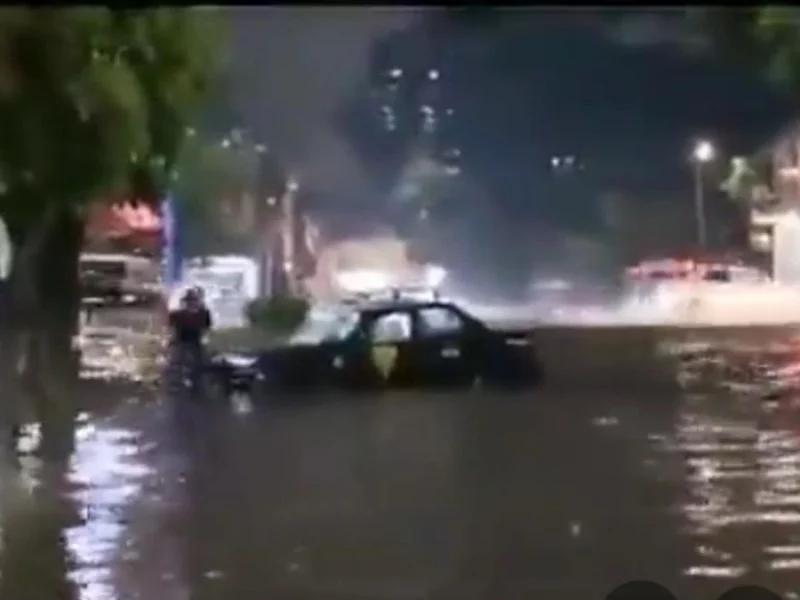 Autos inundados y caída de árboles dejan lluvias en Puebla