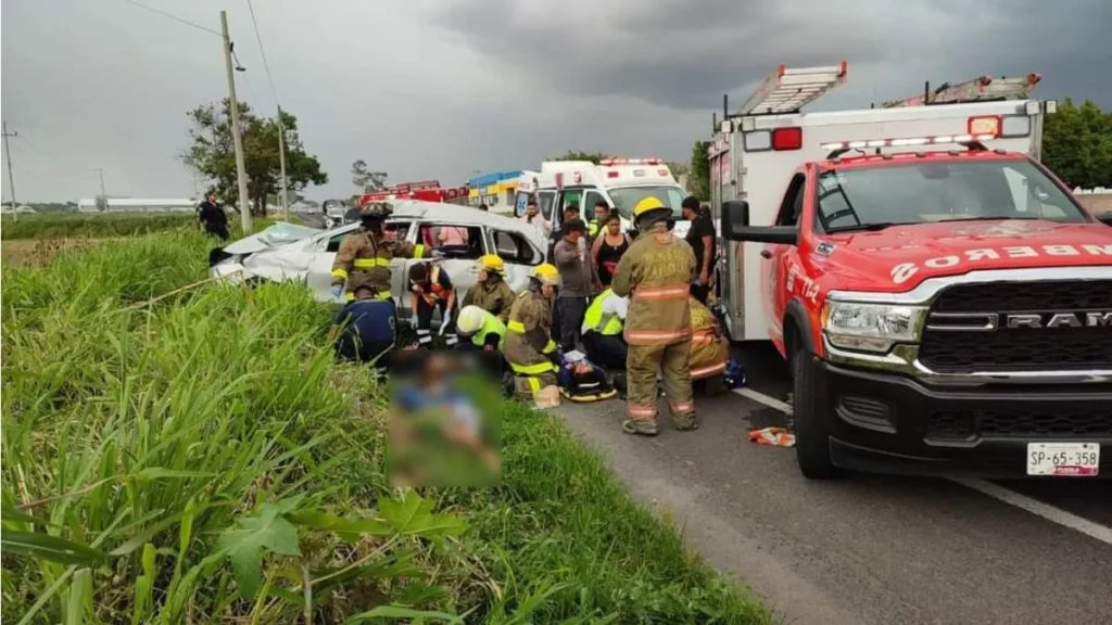 Volcadura de taxi deja un muerto y 7 lesionados en la Atlixco-Izúcar