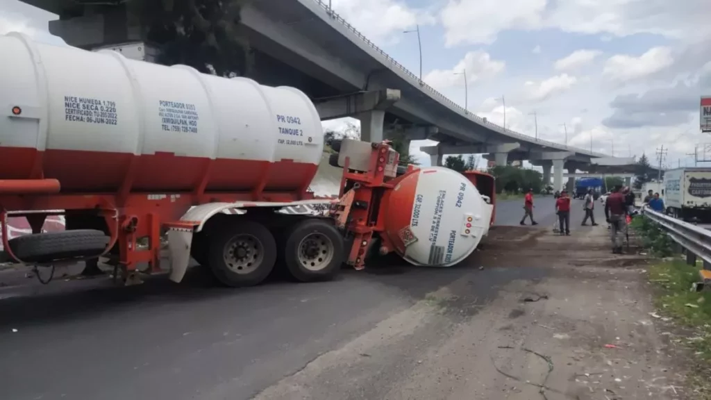 Vuelca pipa cargada con diésel en la México - Puebla