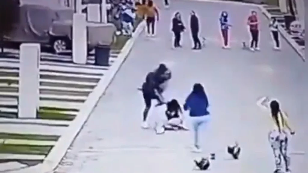 Hombre golpea y patea a su novia en residencial de Cuautlancingo