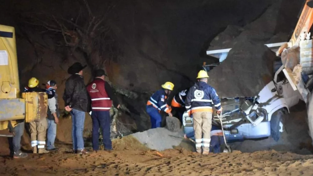 Alud de tierra en Tlatlauquitepec: muere uno de los hombres sepultados