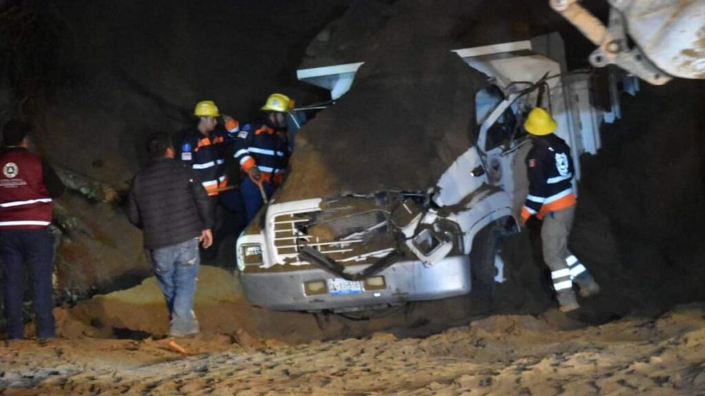 Elementos de Protección Civil trabajan para rescatar a hombre de alud en Tlatlauquitepec, Puebla.