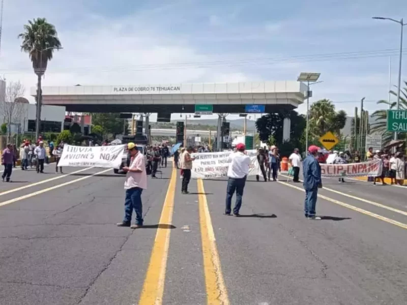 Otra vez bloquean la Cuacnopalan-Oaxaca para exigir no más avionetas antilluvias