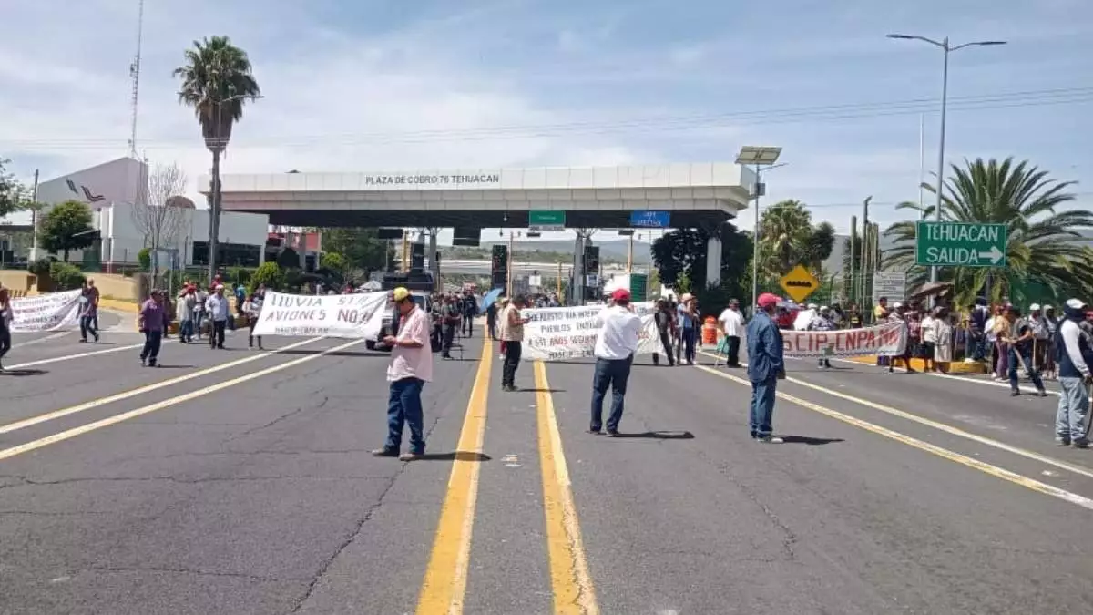 Otra vez bloquean la Cuacnopalan-Oaxaca para exigir no más avionetas antilluvias