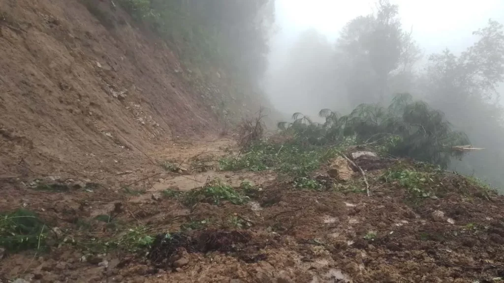 Bloqueo en carretera de Ajalpan, Puebla, por deslave