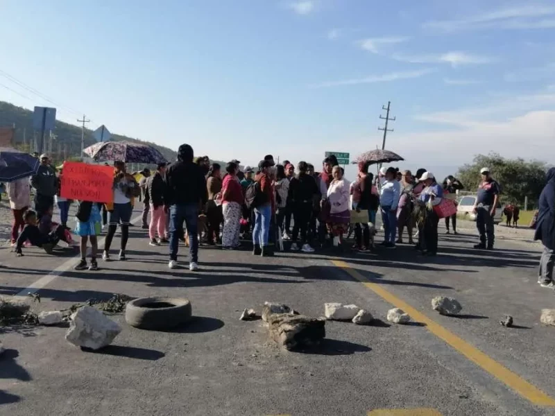 Otro bloqueo en la Tehuacán-Orizaba: siguen exigiendo pago de daños tras muerte de 5 pasajeros
