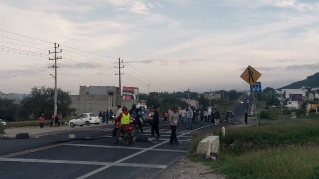 Habitantes bloquean tramo de la Tehuacán-Orizaba.