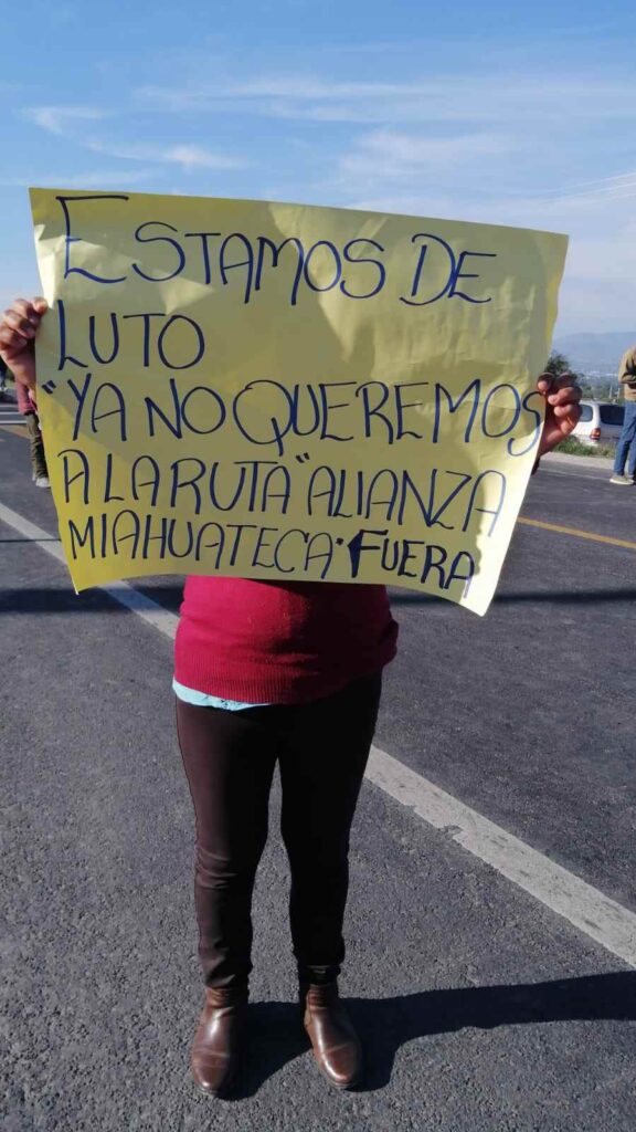 Habitante protesta para exigir justicia tras la muerte de 5 personas en la Tehuacán-Orizaba.