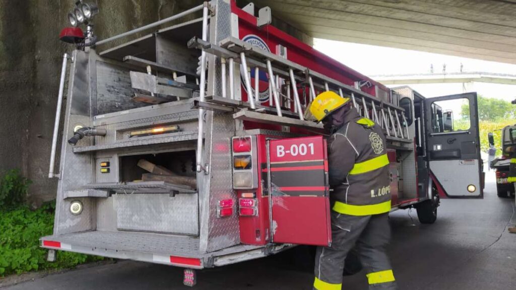 Chofer vuelca camioneta mercantil y muere en bulevar Atlixco y Periférico