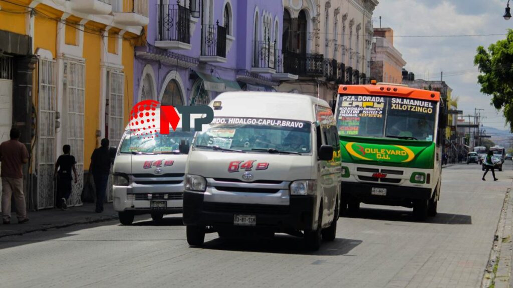 Transporte público en calles del Centro Histórico de Puebla.