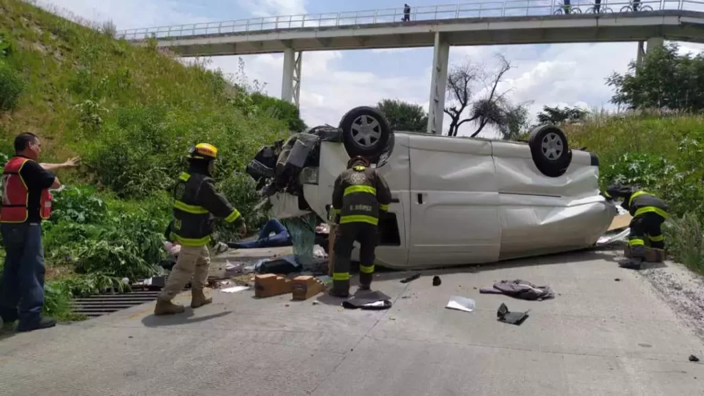 Chofer vuelca camioneta mercantil y muere en bulevar Atlixco y Periférico