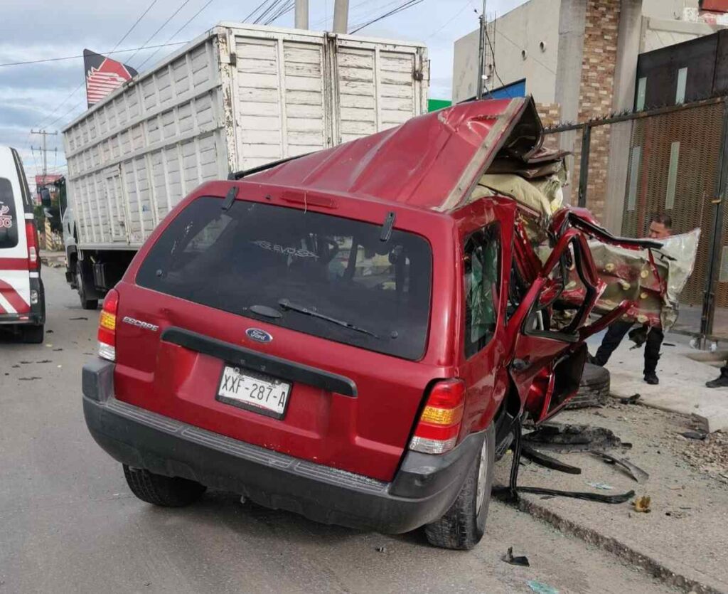 Choca contra un camión de carga y muere en la Puebla-Tehuacán