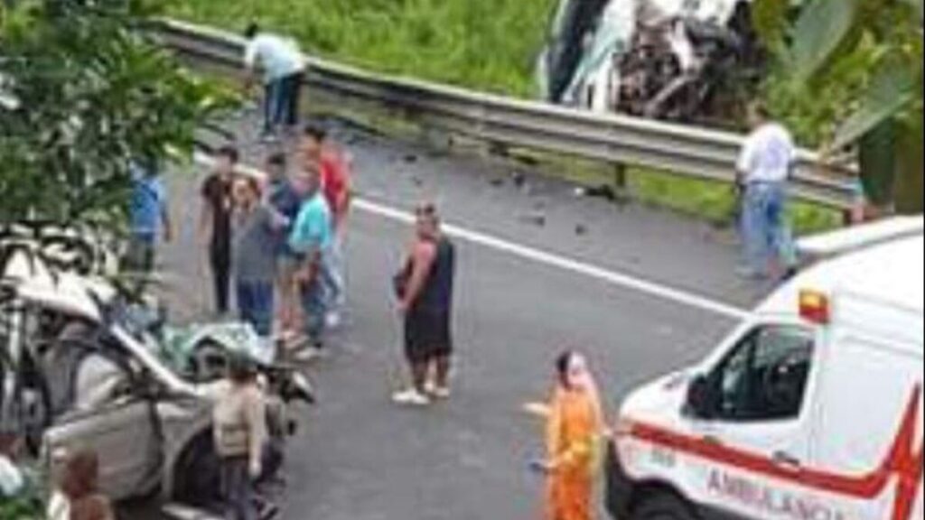 Autos destruidos tras choque en la autopista México-Tuxpan y ambulancia atendiendo a heridos.