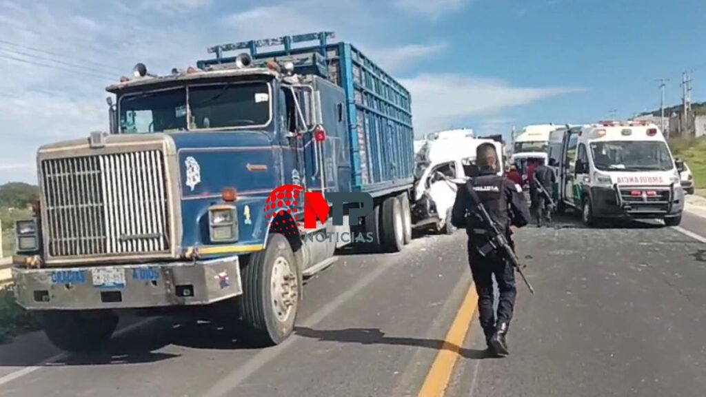 Camión de carga tras choque en la federal Tehuacán-Orizaba