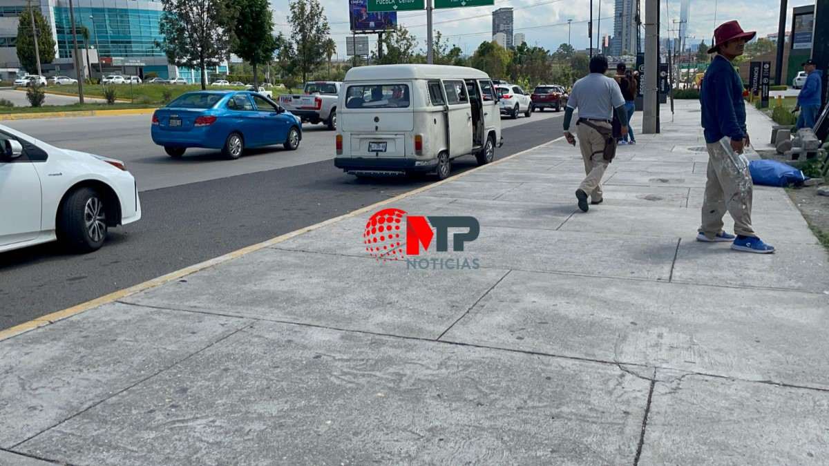 Así siguen operando los taxis pirata en el Periférico Puebla: ¿desaparecerán con RUTA 4?