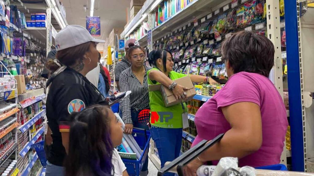 Papelerías a reventar por compras de última hora de útiles escolares en Puebla